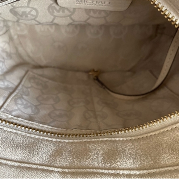 Michael Kors EUC Crossbody - Picture 6 of 9